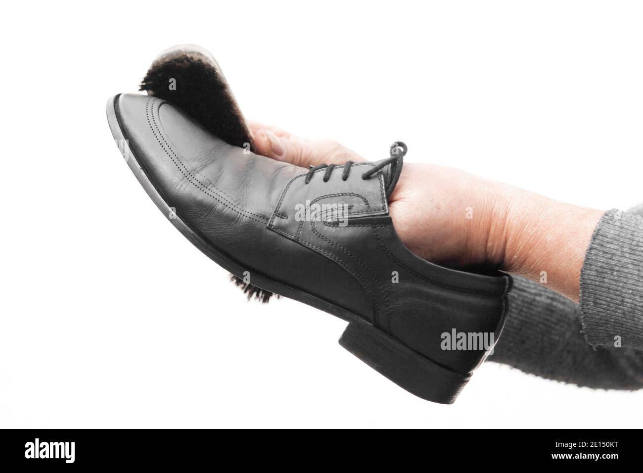 Cura delle scarpe in pelle. Pulizia scarpe in pelle con crema per scarpe nera Foto Stock