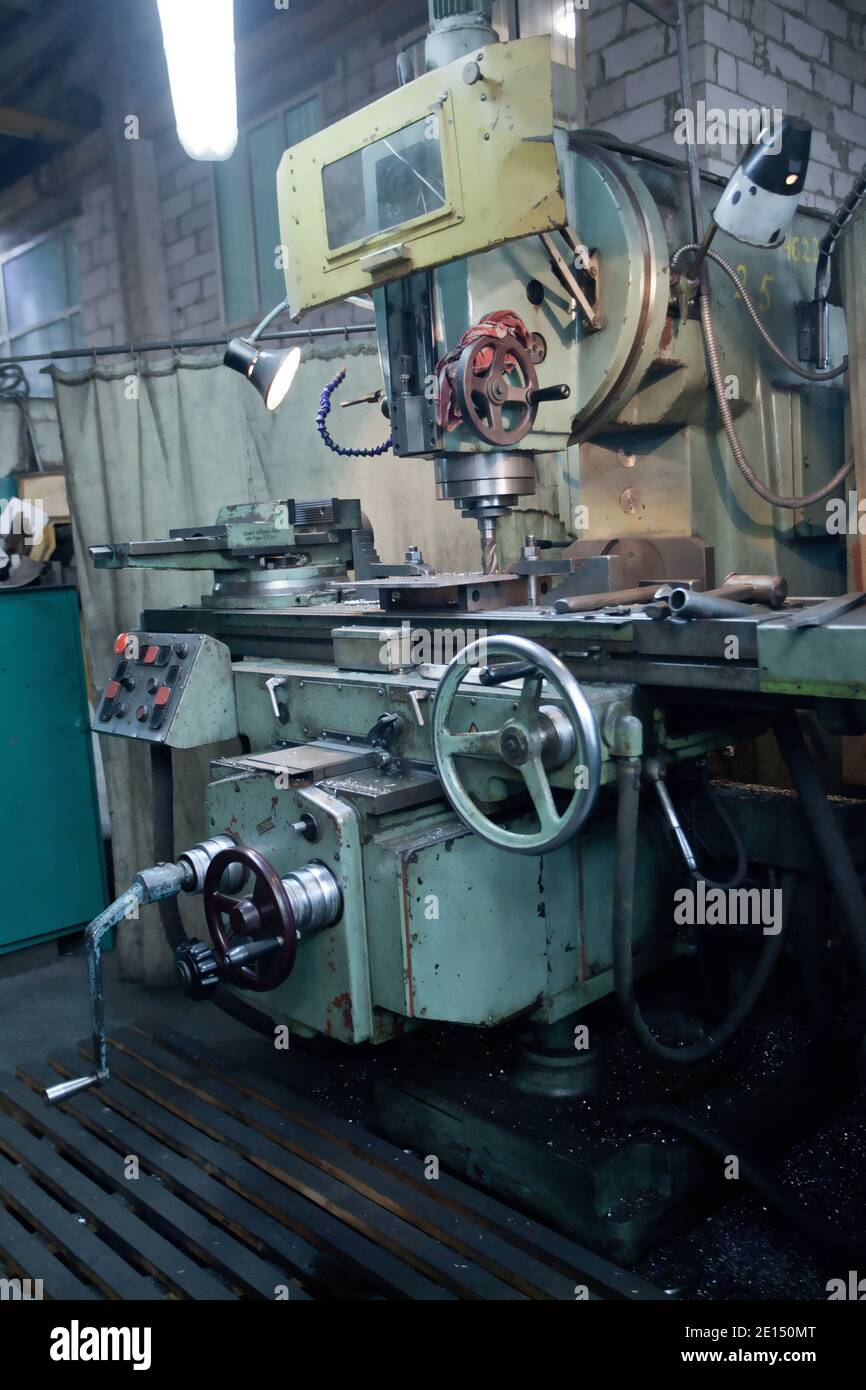 primo piano di tornio metallico foratura su fondo interno industriale, nessuno Foto Stock