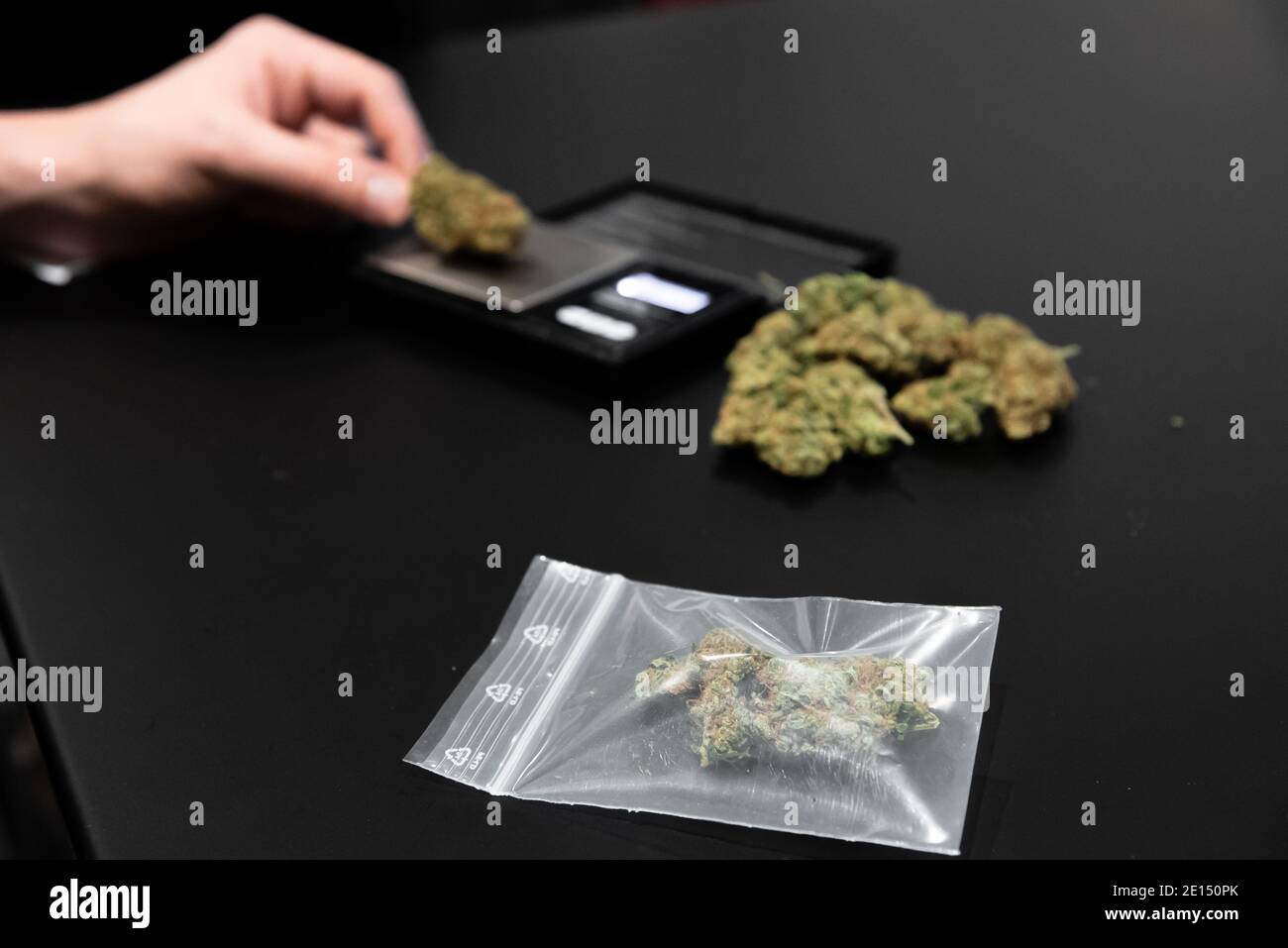 Germogli di cannabis su una scala e impaccati Foto Stock