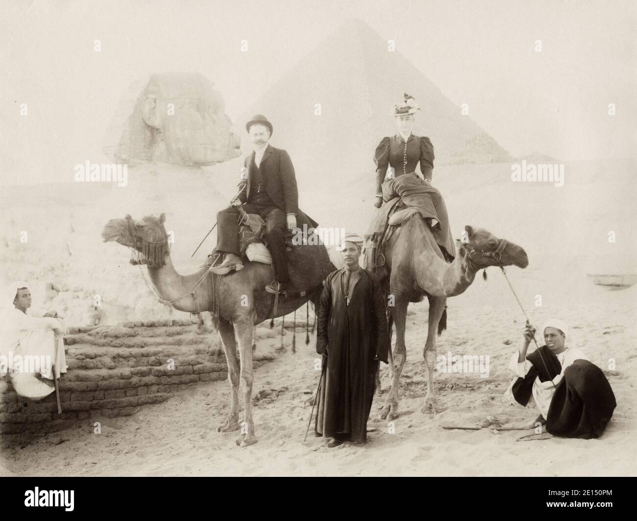 Vintage 19th ° secolo fotografia - turisti su cammelli con guide, visitando la Sfinge e la Grande Piramide di Gizeh, il Cairo, Egitto, immagine c. 1890's/1900. Foto Stock