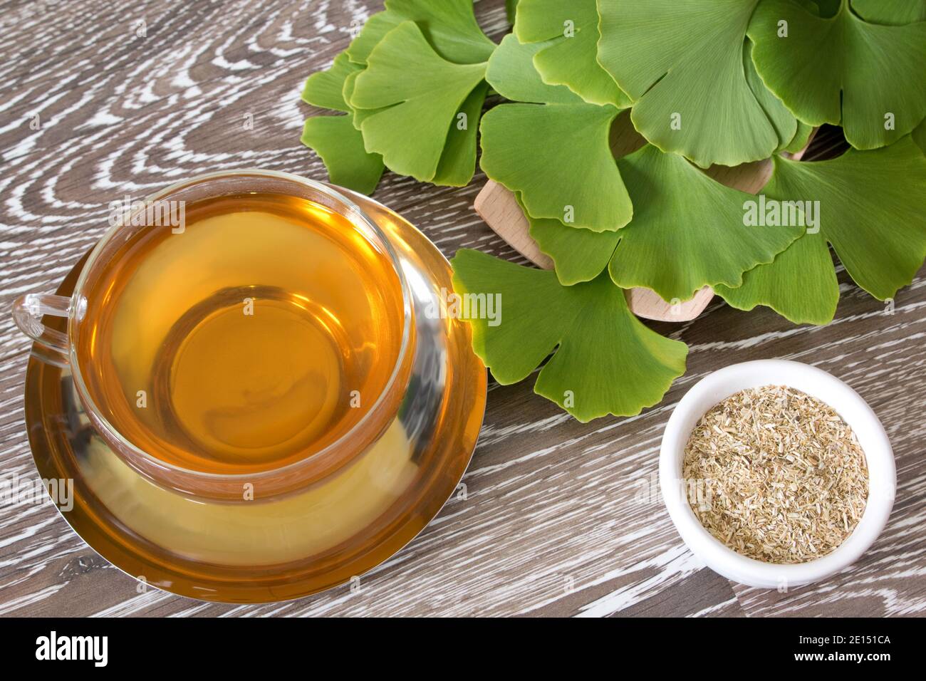 Ginkgo tè in una tazza di vetro con foglie fresche e. Erbe secche Foto Stock