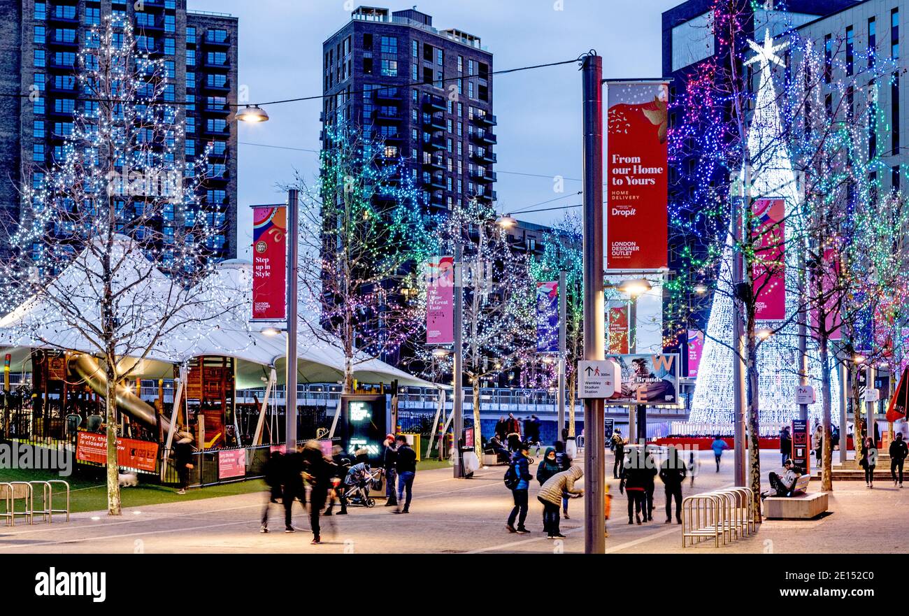 Albero di Natale e decorazioni nel centro commerciale Wembley Park di Londra REGNO UNITO Foto Stock