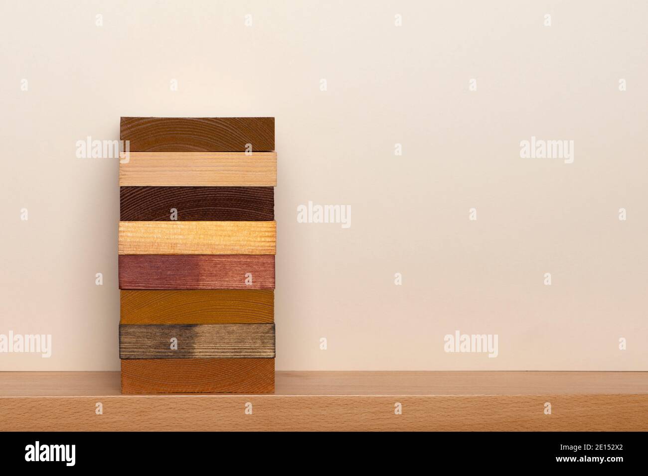 Blocco quadrato di legno su sfondo beige. Podio in legno per la presentazione del prodotto. Simulato sullo sfondo. Foto Stock