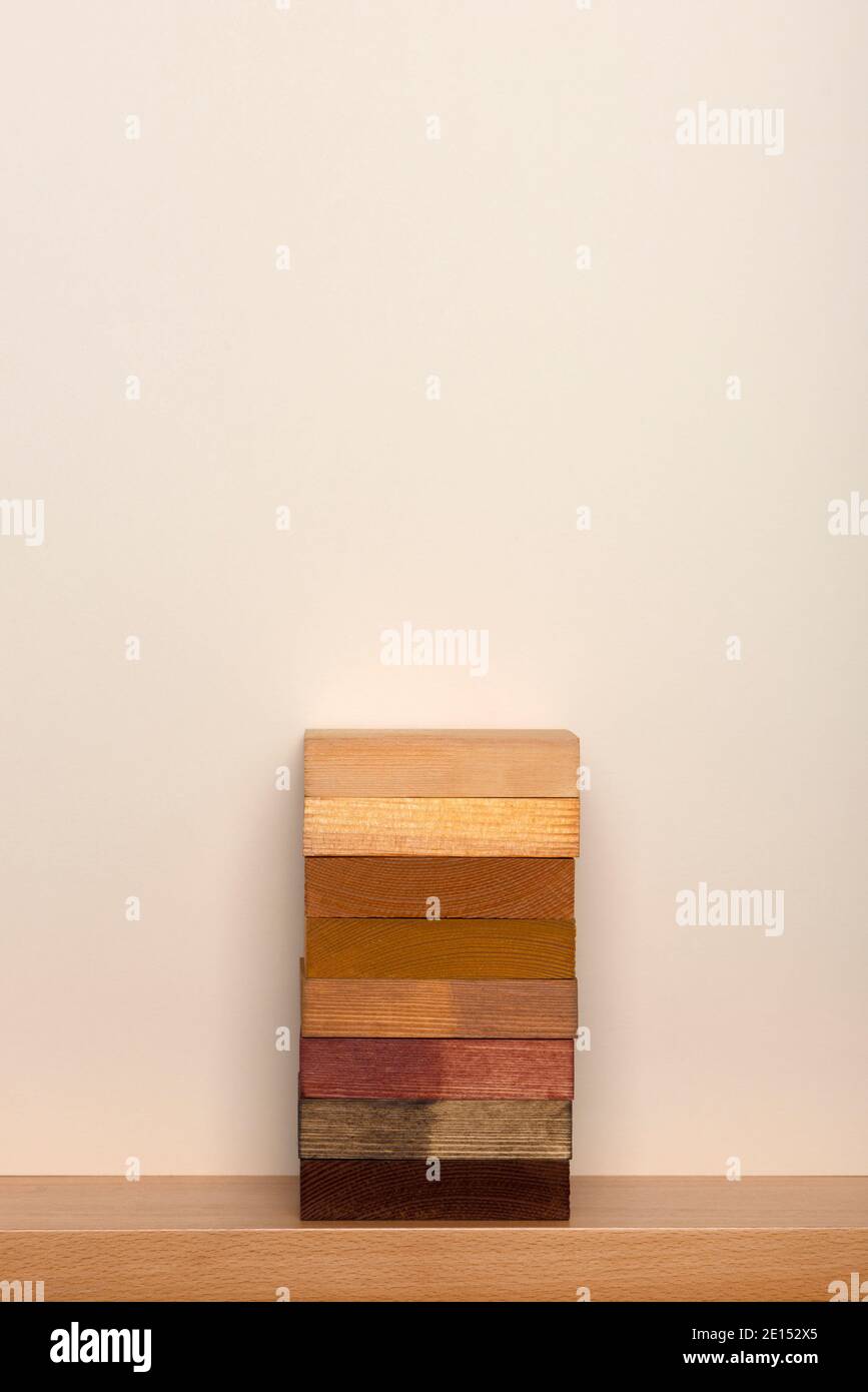 Blocco quadrato di legno su sfondo beige. Podio in legno per la presentazione del prodotto. Simulato sullo sfondo. Foto Stock