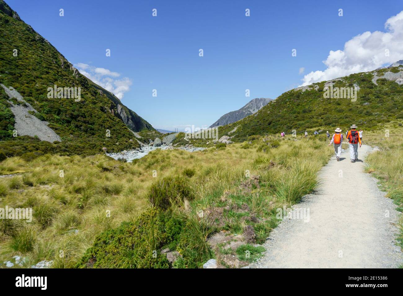 Mount Cook Nuova Zelanda - Febuary 16 2015; Hooker Valley pista con i turisti su una delle grandi passeggiate che si snodano attraverso la vegetazione alpina tra le montagne Foto Stock