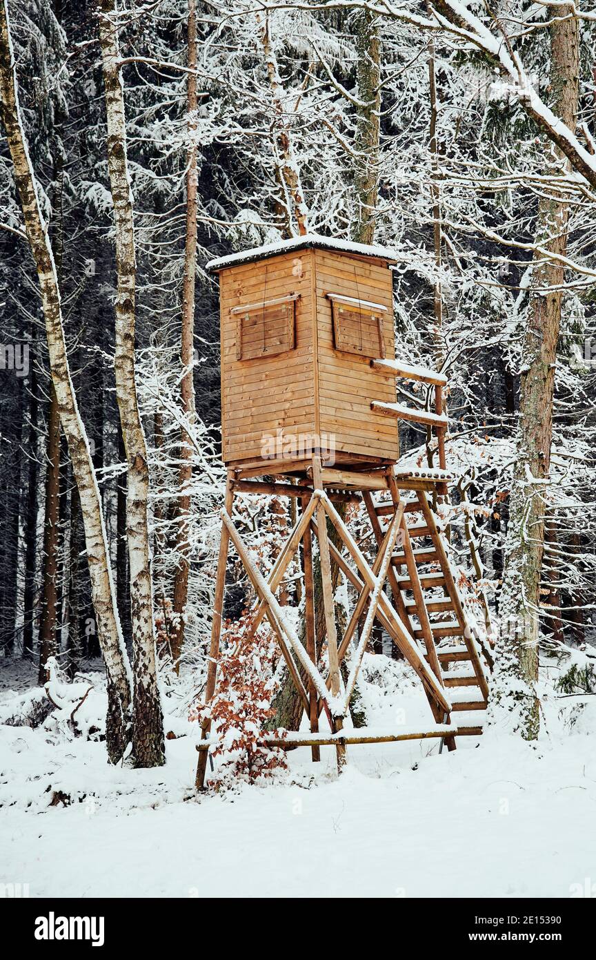sedile alto nella stagione invernale, paesaggio innevato Foto Stock
