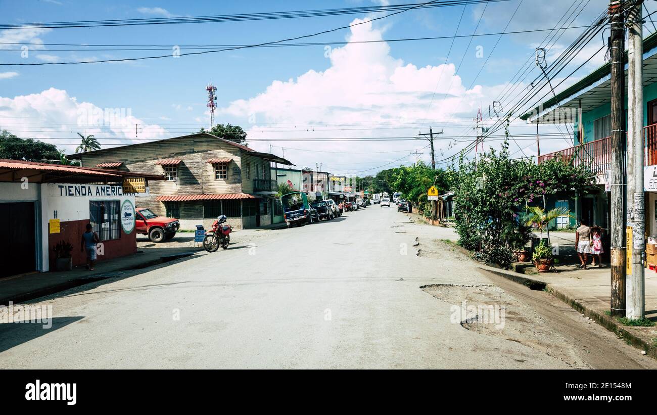 Una strada in un piccolo villaggio in Costa Rica Foto Stock