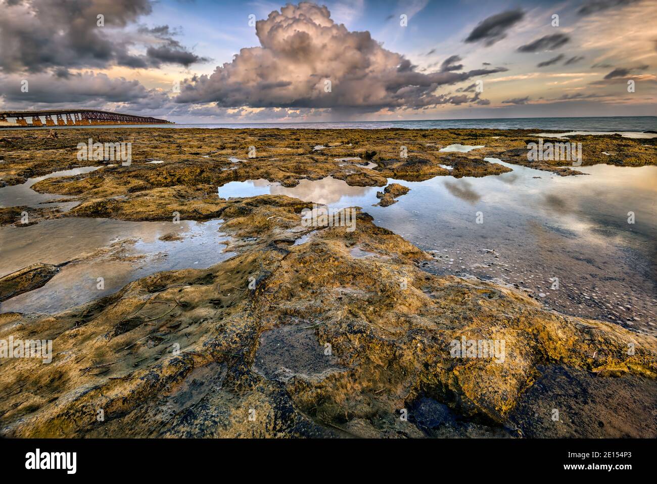 Basse nuvole pendenti prima dell'alba nella bassa Florida Tasti Foto Stock