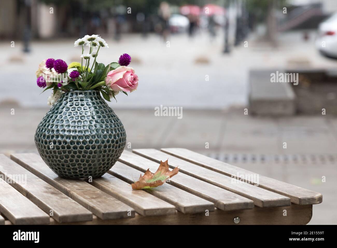 Il tavolino e le sedie del caffè di strada. Foto di autunno. Primo piano. Foto Stock