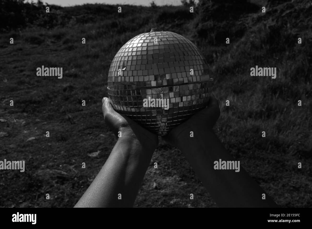 Persona che tiene la palla disco trovato abbandonato nella riserva naturale di King Barrow Quarry sull'isola di Portland, Dorset Foto Stock