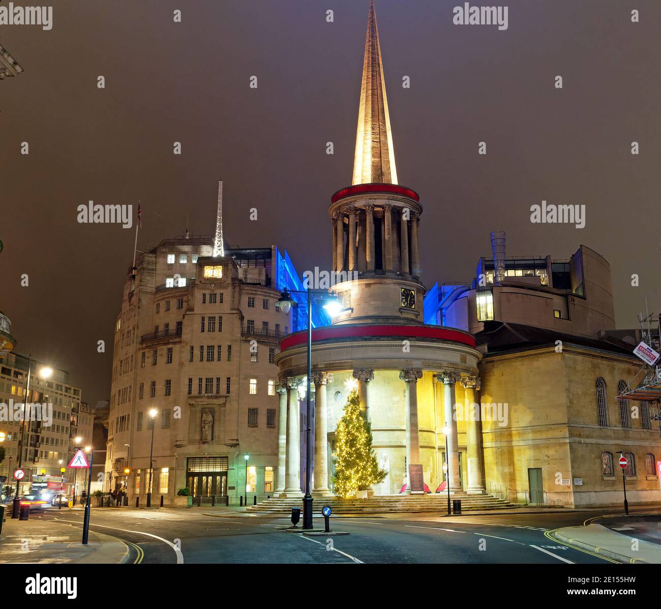Vista della Chiesa di All Souls a Langham Place Londra illuminata a Natale Foto Stock