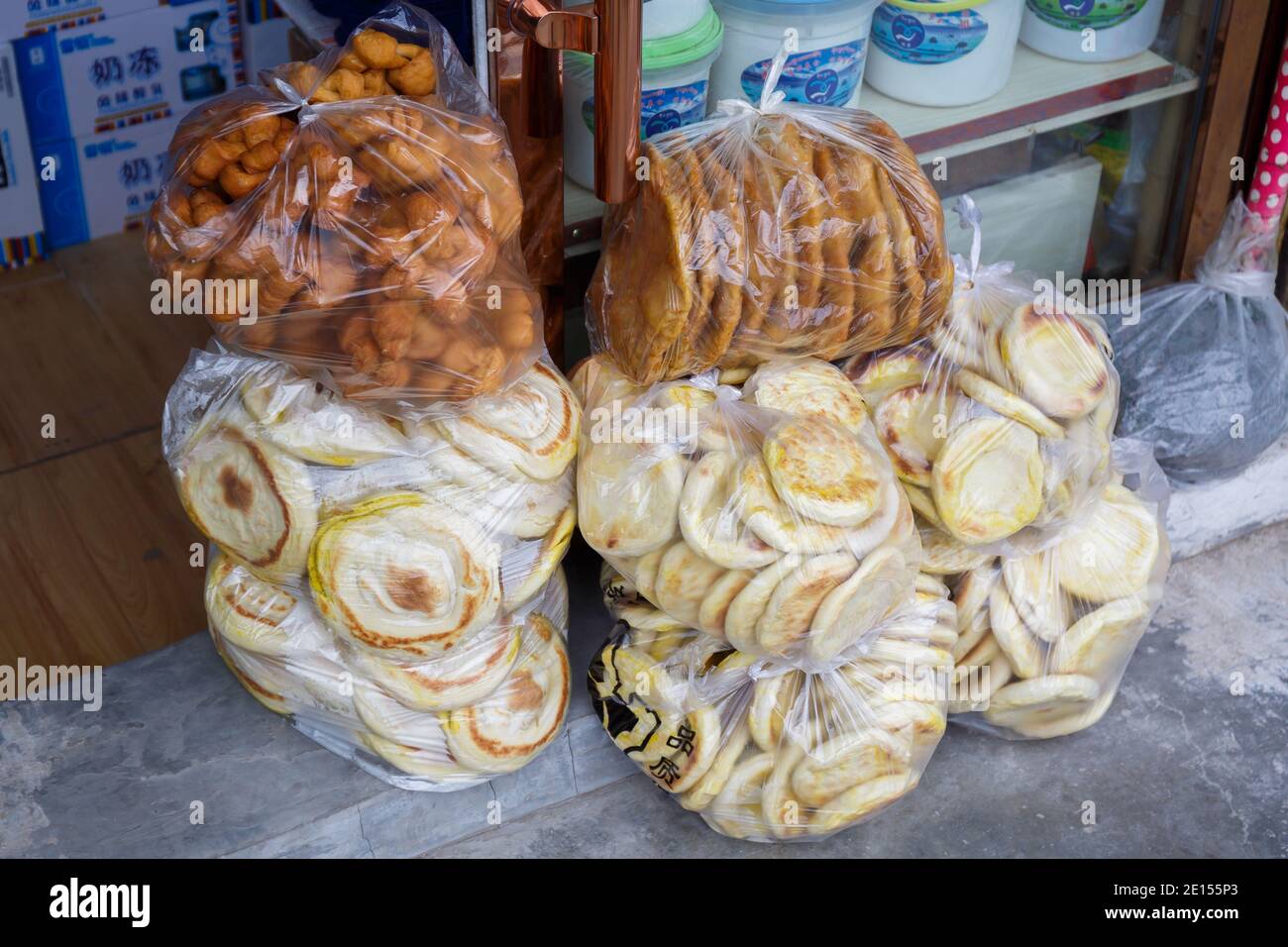 Xiahe, provincia di Gansu, Cina - 30 aprile 2017: Prodotti da forno tradizionali tibetani. Avvolti in sacchetti di plastica transpartenti. Foto Stock