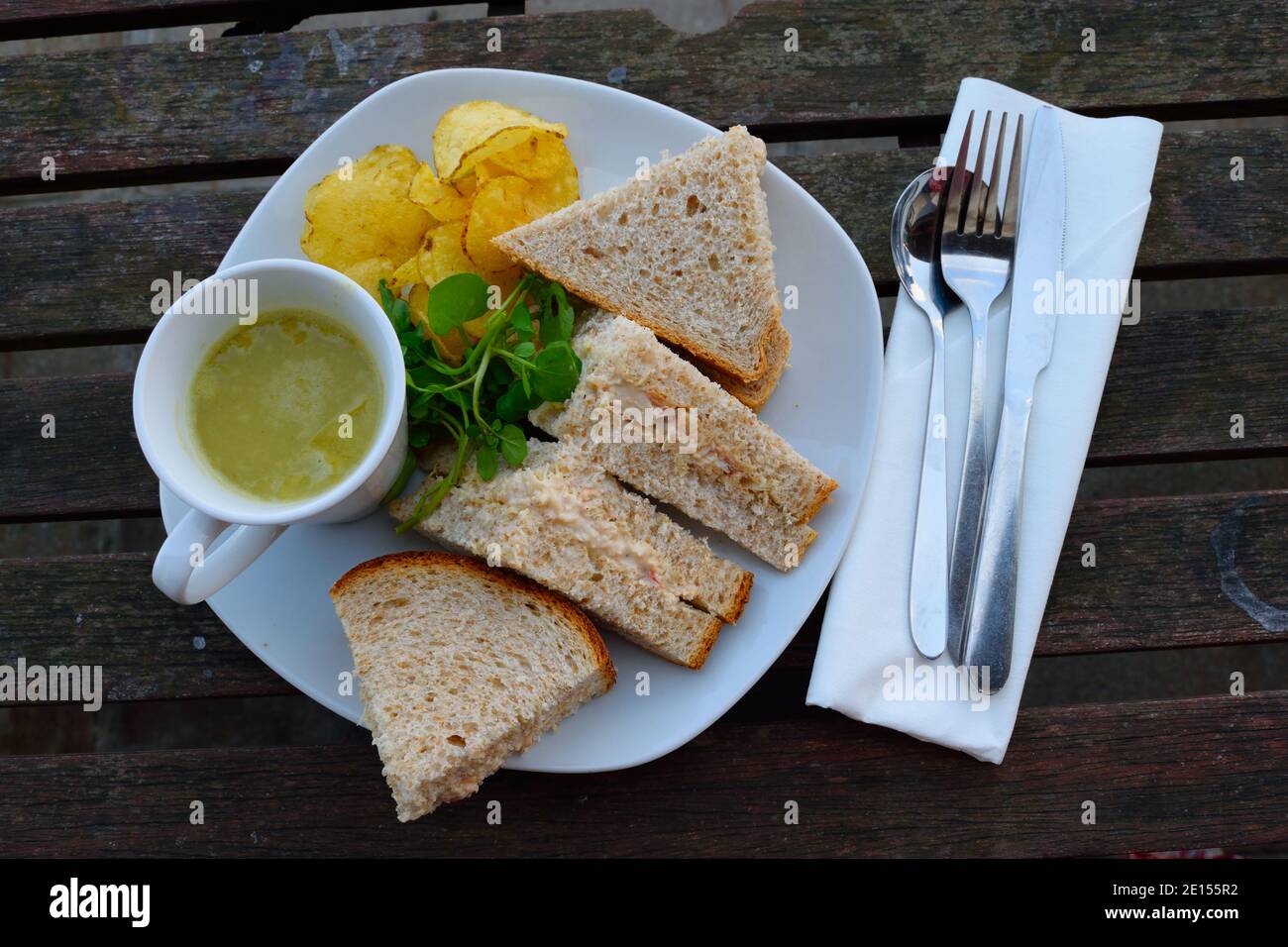 Panini granchio serviti con una tazza di zuppa, croccanti e verdure presso un Cafe nel Dorset Foto Stock