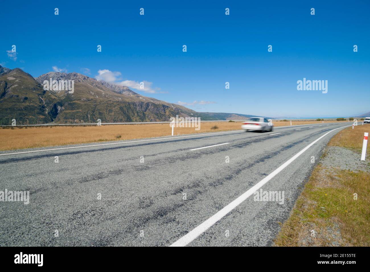 Paesaggio di erba dorata da autostrada attraverso le Alpi del sud in Isola del Sud Nuova Zelanda Foto Stock