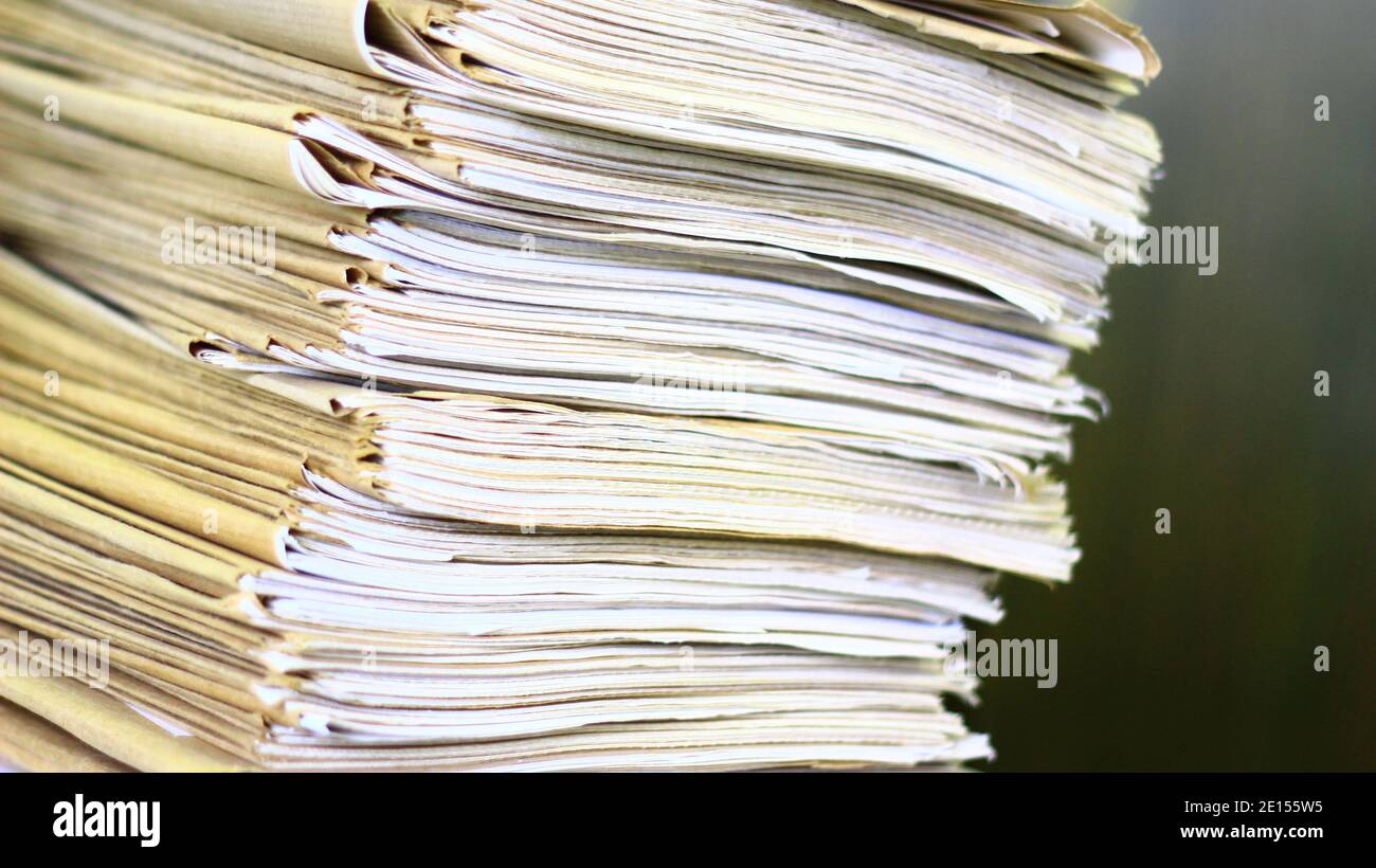 Pila di documenti sulla tabella in Office Foto Stock