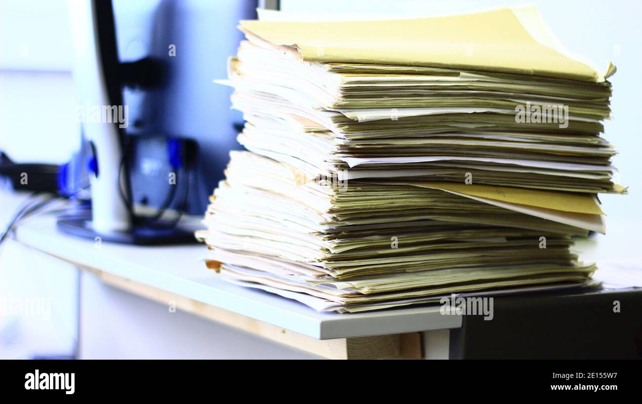 Pila di documenti sulla tabella in Office Foto Stock