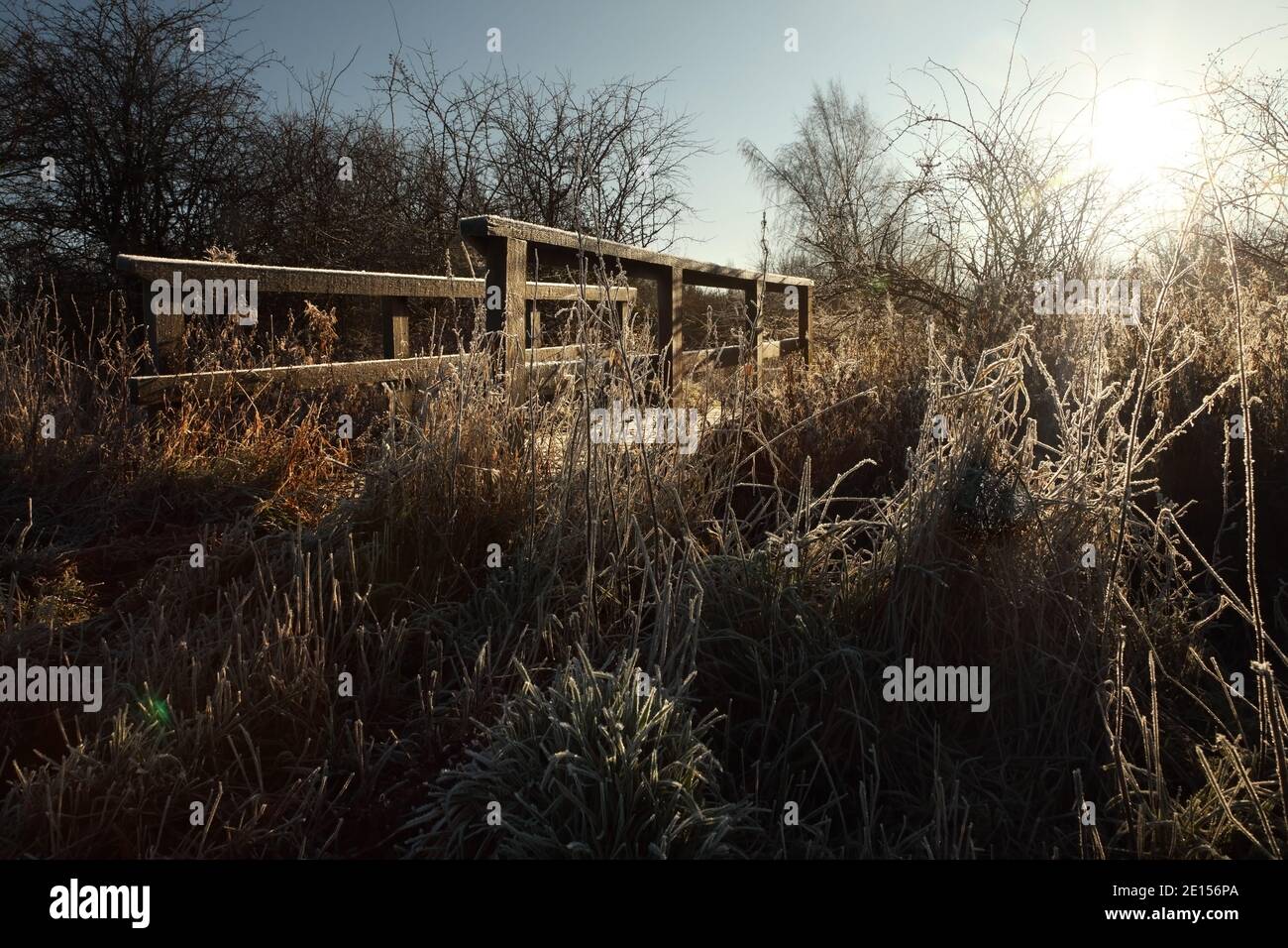 Piccolo ponte di legno sopra fossato di drenaggio agricolo a nord di Kirton in Lindsey, North Lincolnshire, Regno Unito. Foto Stock