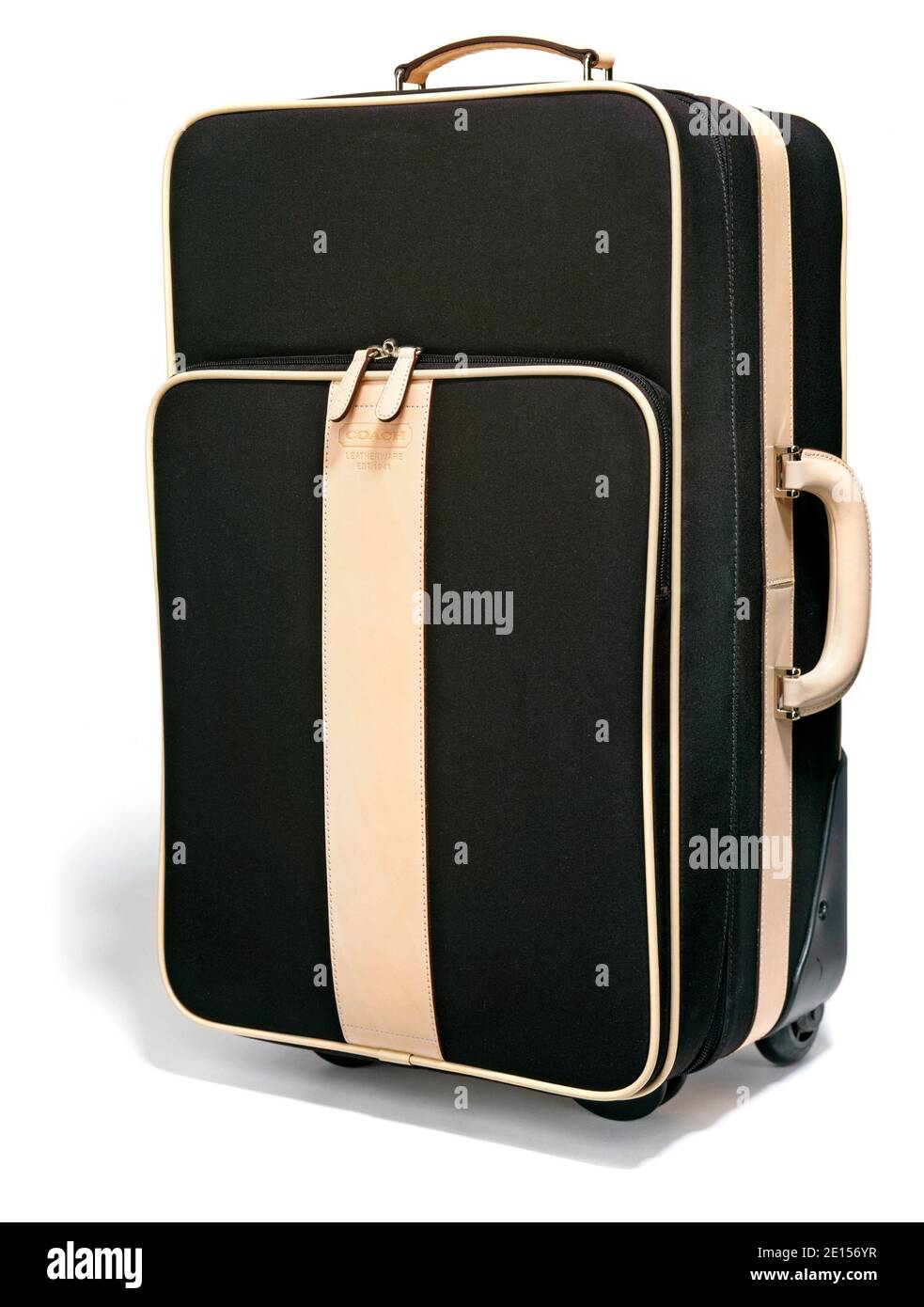 Valigia Black Coach con una striscia di pelle color crema fotografata uno sfondo bianco Foto Stock