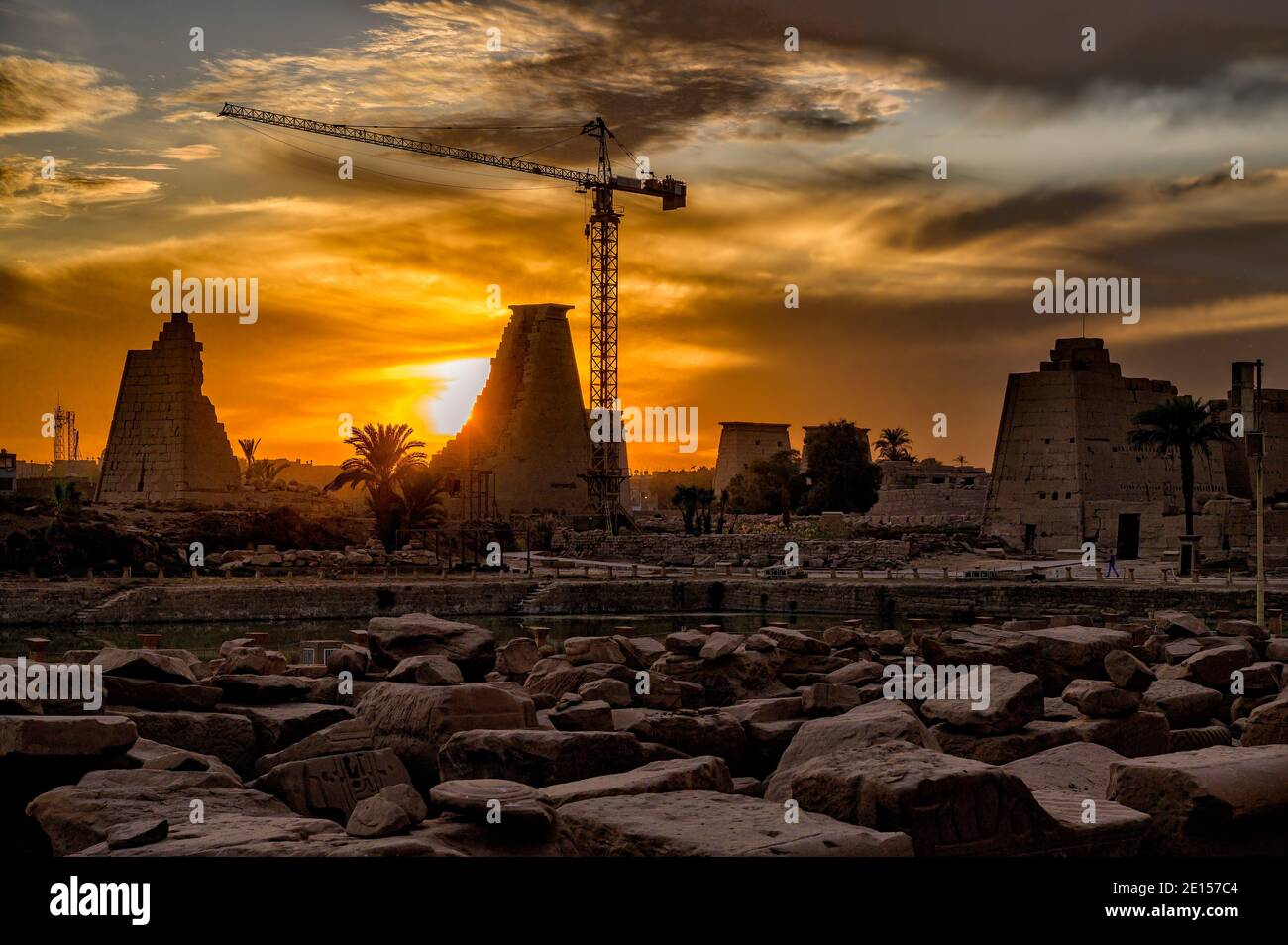 Tramonti su lavori di restauro in corso sulla Nona Pylon a. Il Tempio di Amun a Karnak Foto Stock