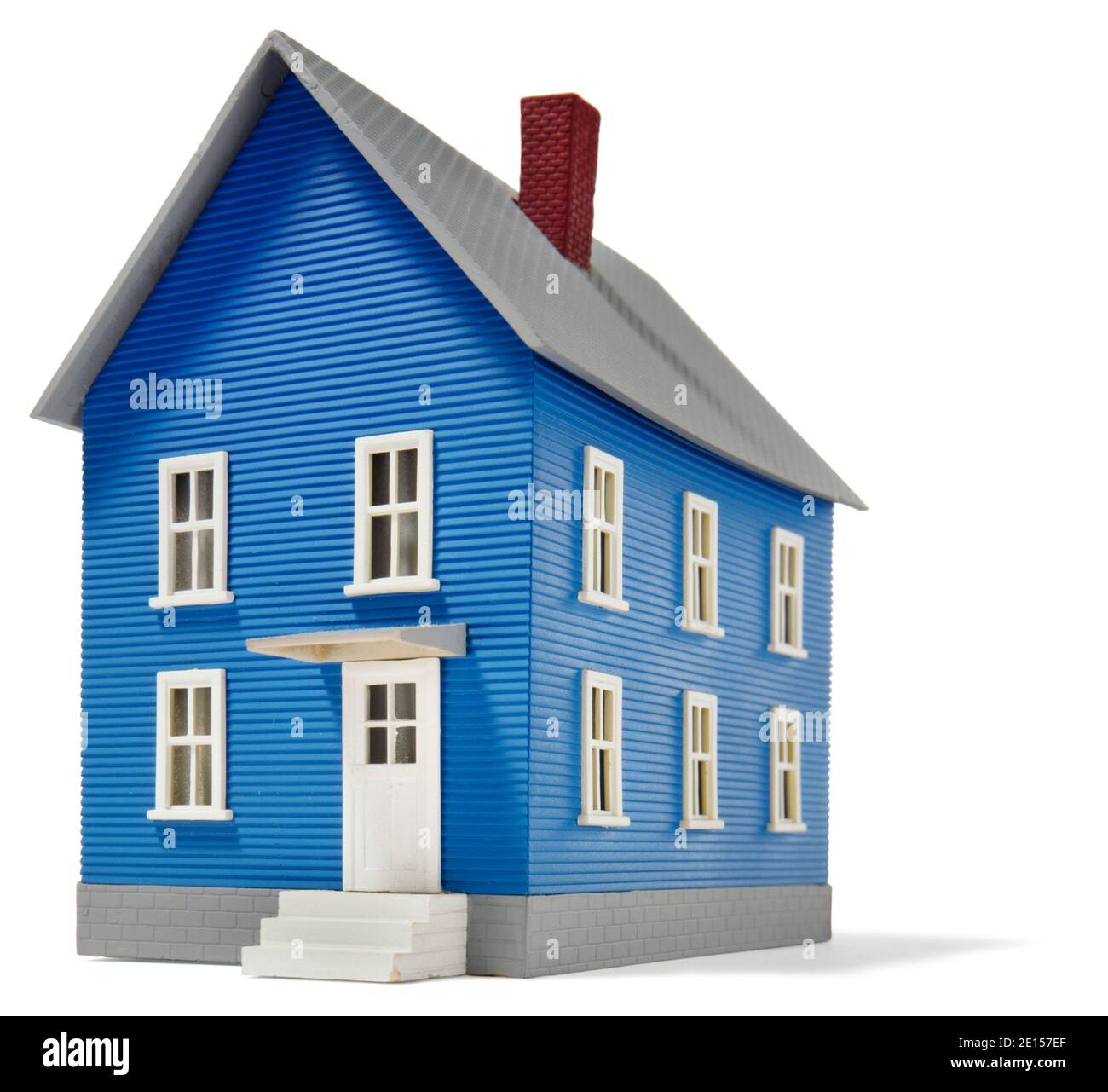Casa modello blu fotografata su sfondo bianco Foto Stock