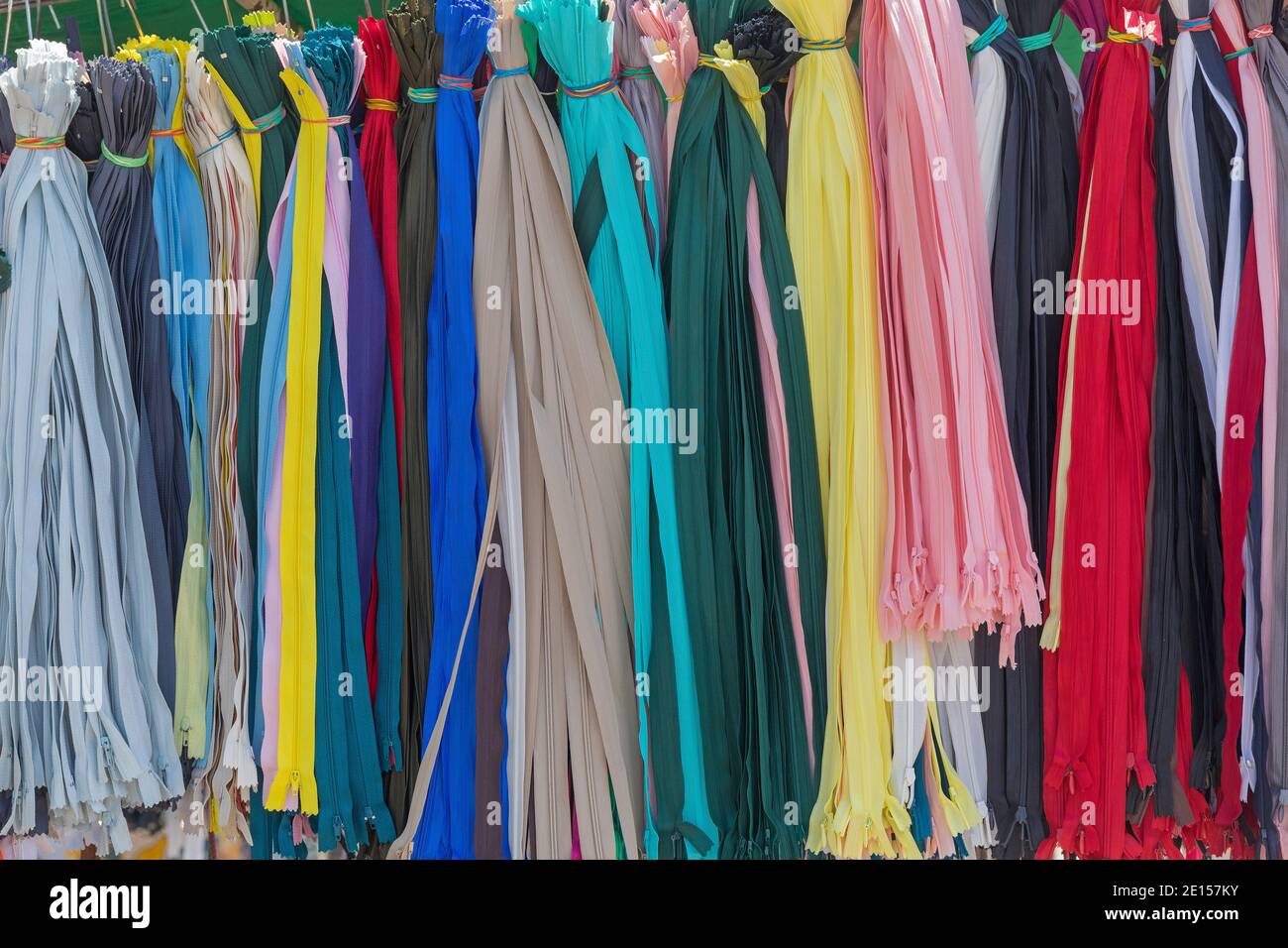 Molti colorati nuovo nastro flessibile zip Fly Foto Stock
