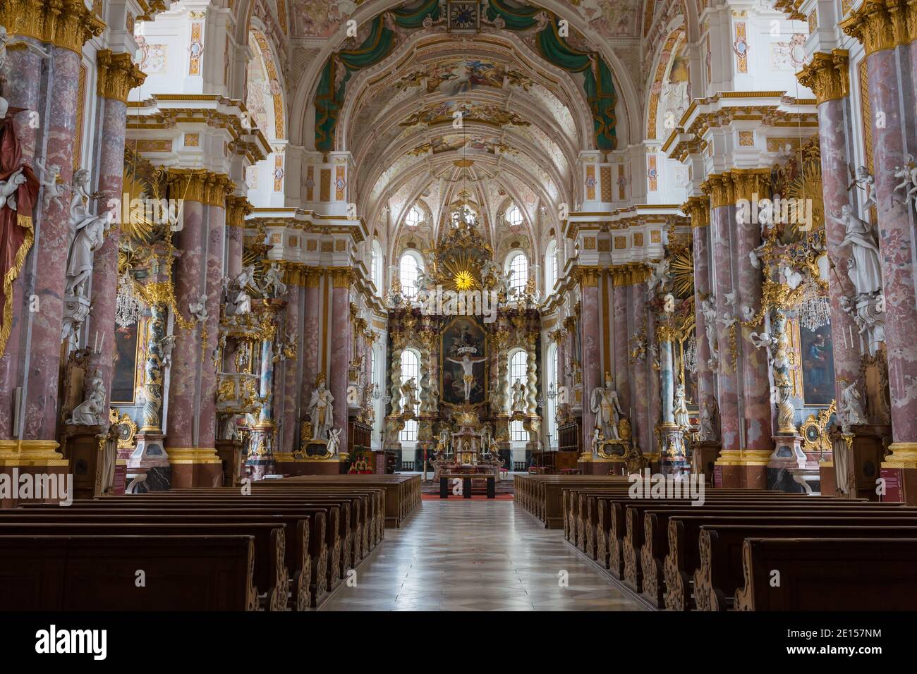 Fürstenfeldbruck, Germania - 29 novembre 2020: Interno della chiesa di Santa Maria (S. Mariä) - la chiesa fa parte dell'abbazia di Fürstenfeld. Architettura barocca. Foto Stock