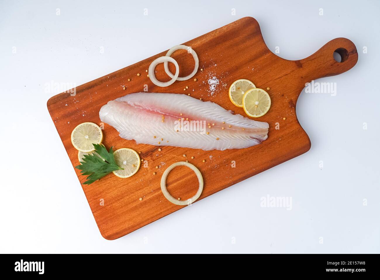 filetto di pesce fresco su vassoio di legno Foto Stock