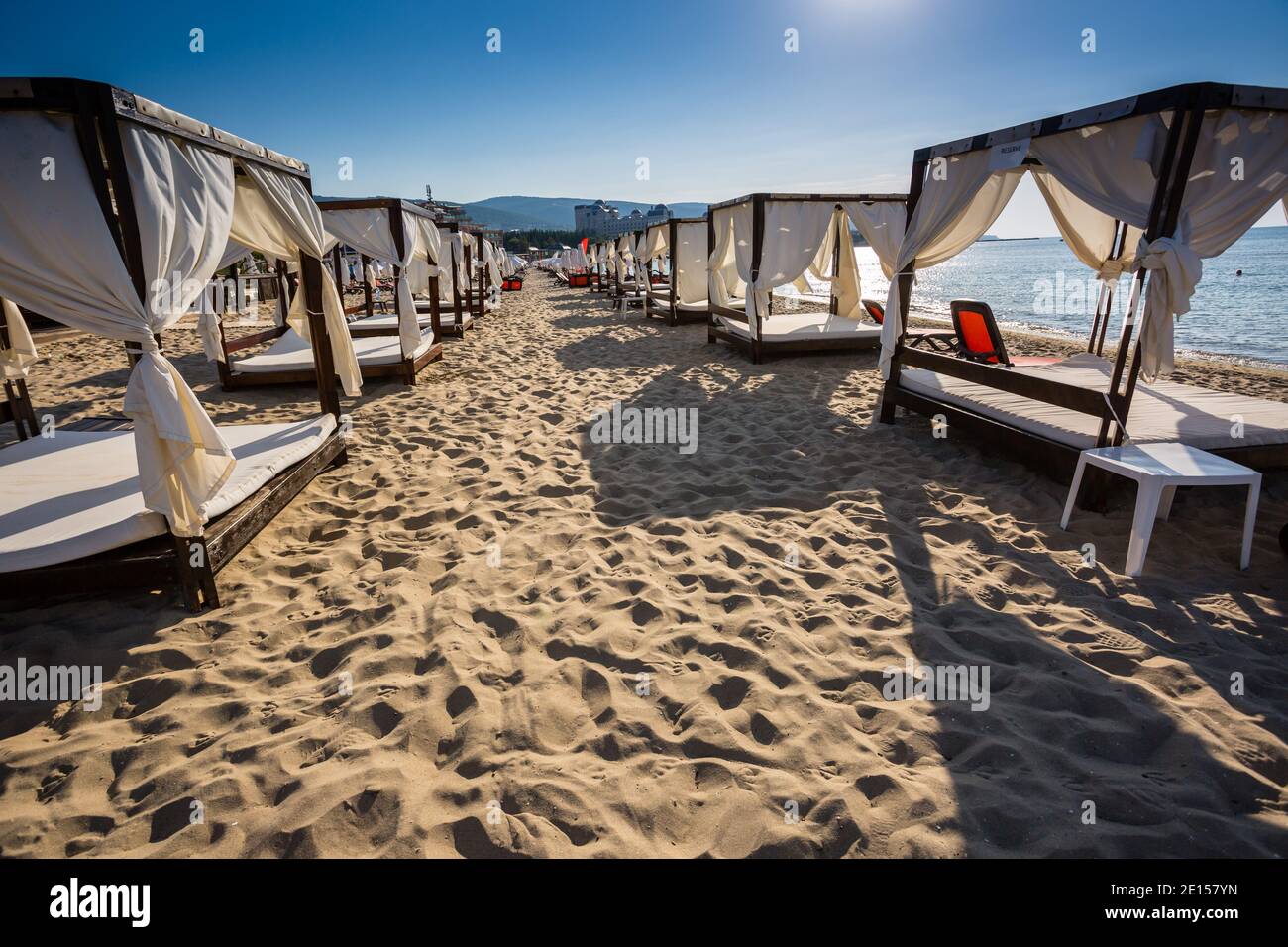 Canopie bianche su una spiaggia Foto Stock