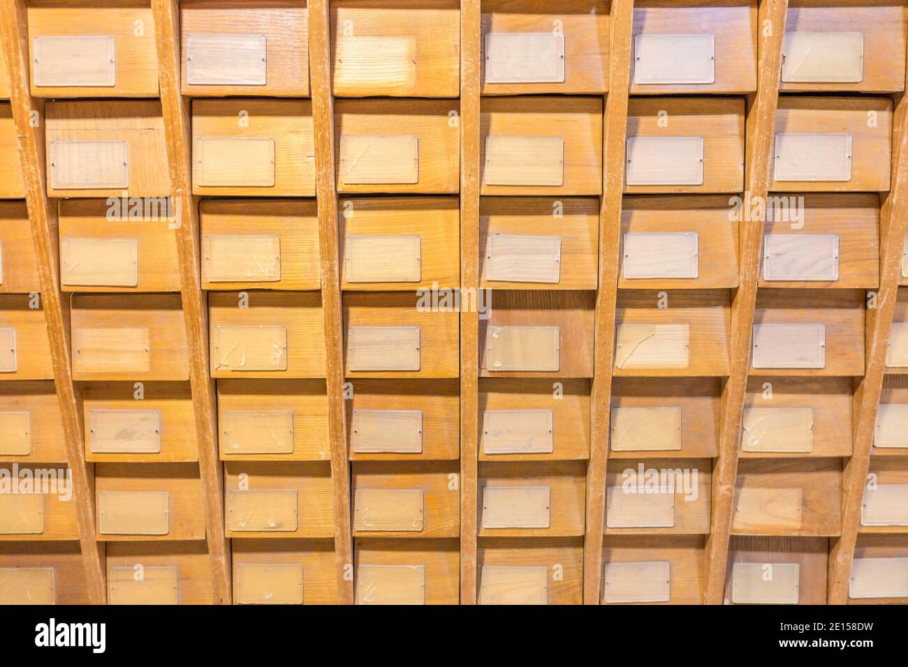 Vecchia scatola di catalogo di lime vintage con molti cassetti di indice di legno in archivio libreria Foto Stock