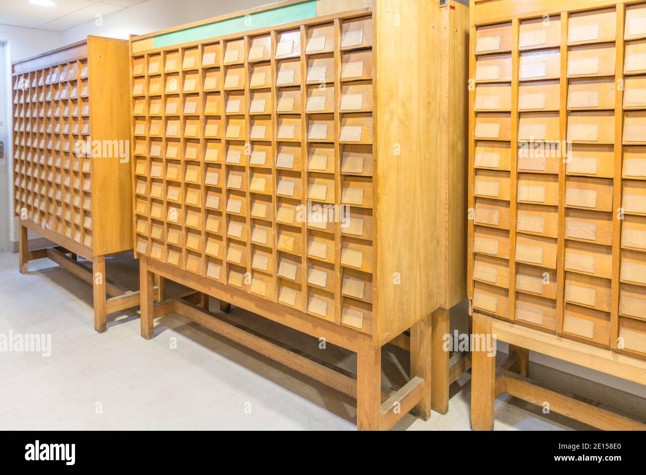 Vecchie scatole di catalogo vintage con molti cassetti indice in legno in archivio libreria Foto Stock