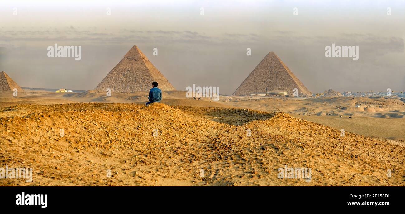 Il complesso della Piramide di Giza all'alba Foto Stock