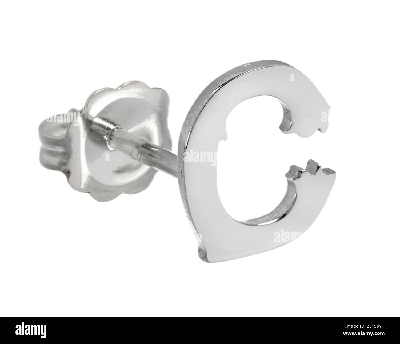 Orecchini in alfabeto argento disegnati da Wendy Brandes fotografati su un sfondo bianco Foto Stock