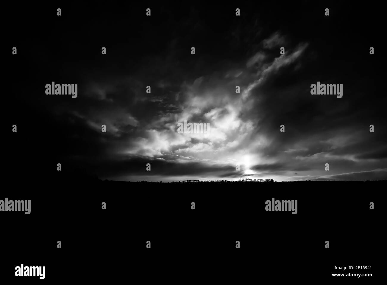Cieli scuri e luce solare Foto Stock