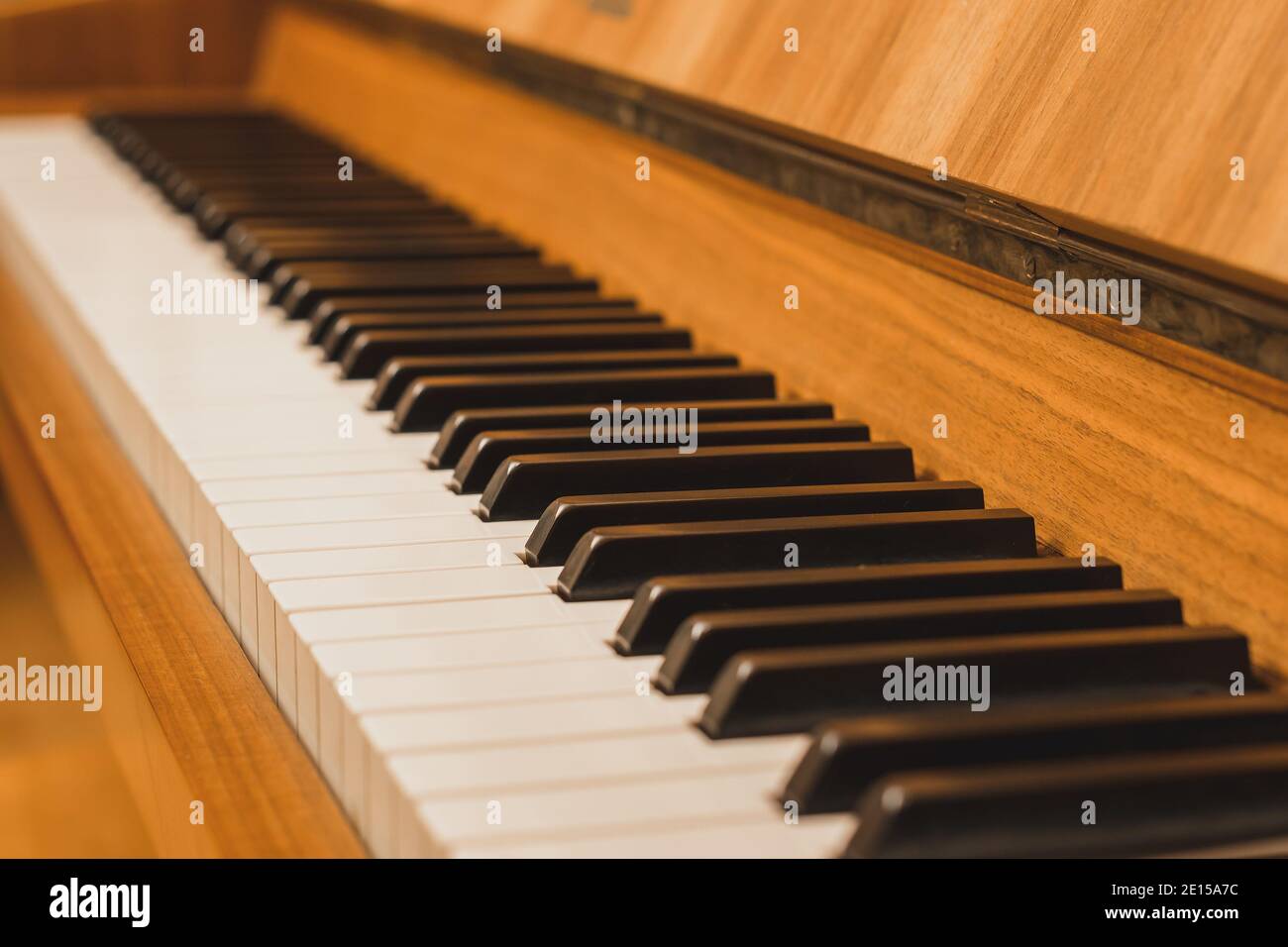 piano - vista ravvicinata del pianoforte bianco e nero tasti Foto Stock