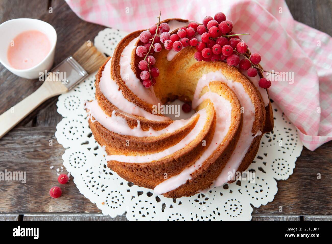 Gustosa torta Bundt con glassa rosa Foto Stock