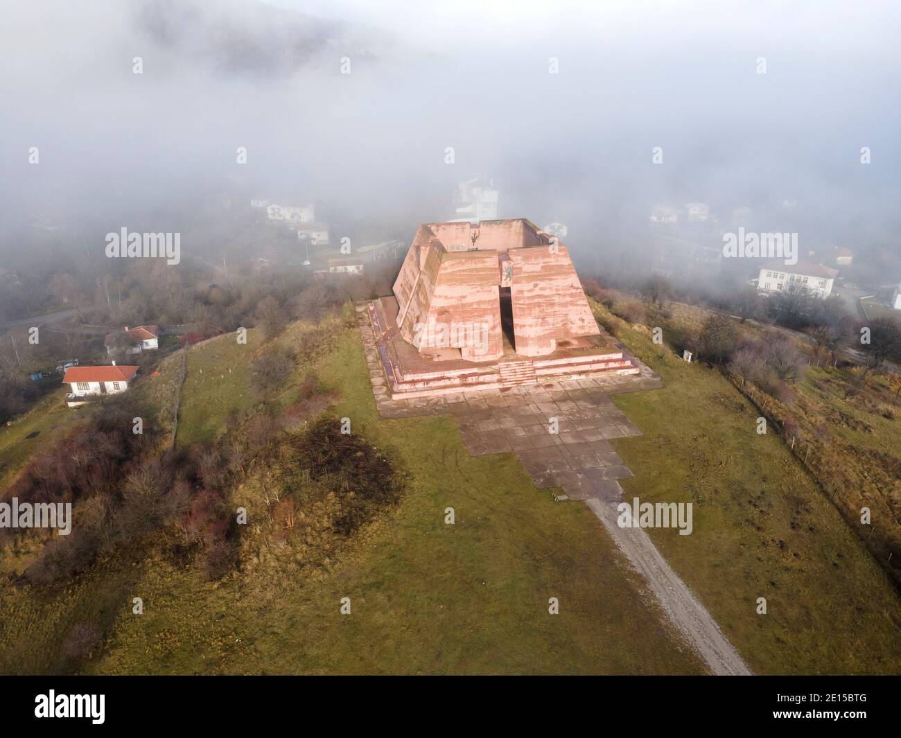 Veduta aerea del Pantheon Madre Bulgaria, dedicato ai soldati caduti della guerra serbo-bulgara del 1885, villaggio di Gurgulyat, Bulgaria Foto Stock