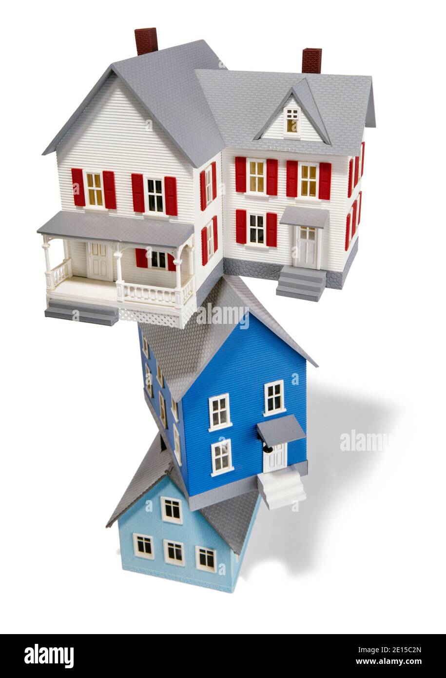 Accatastato di case modello fotografate su uno sfondo bianco Foto Stock