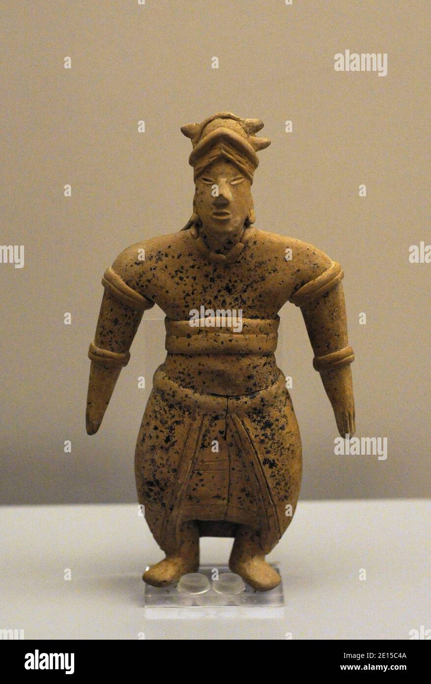Figura maschile di alto rango che indossa abiti e ornamenti costosi. Ceramica. Stile Colima (100-400 d.C.). Messico occidentale. Mesoamerica. Museo delle Americhe. Madrid, Spagna. Foto Stock