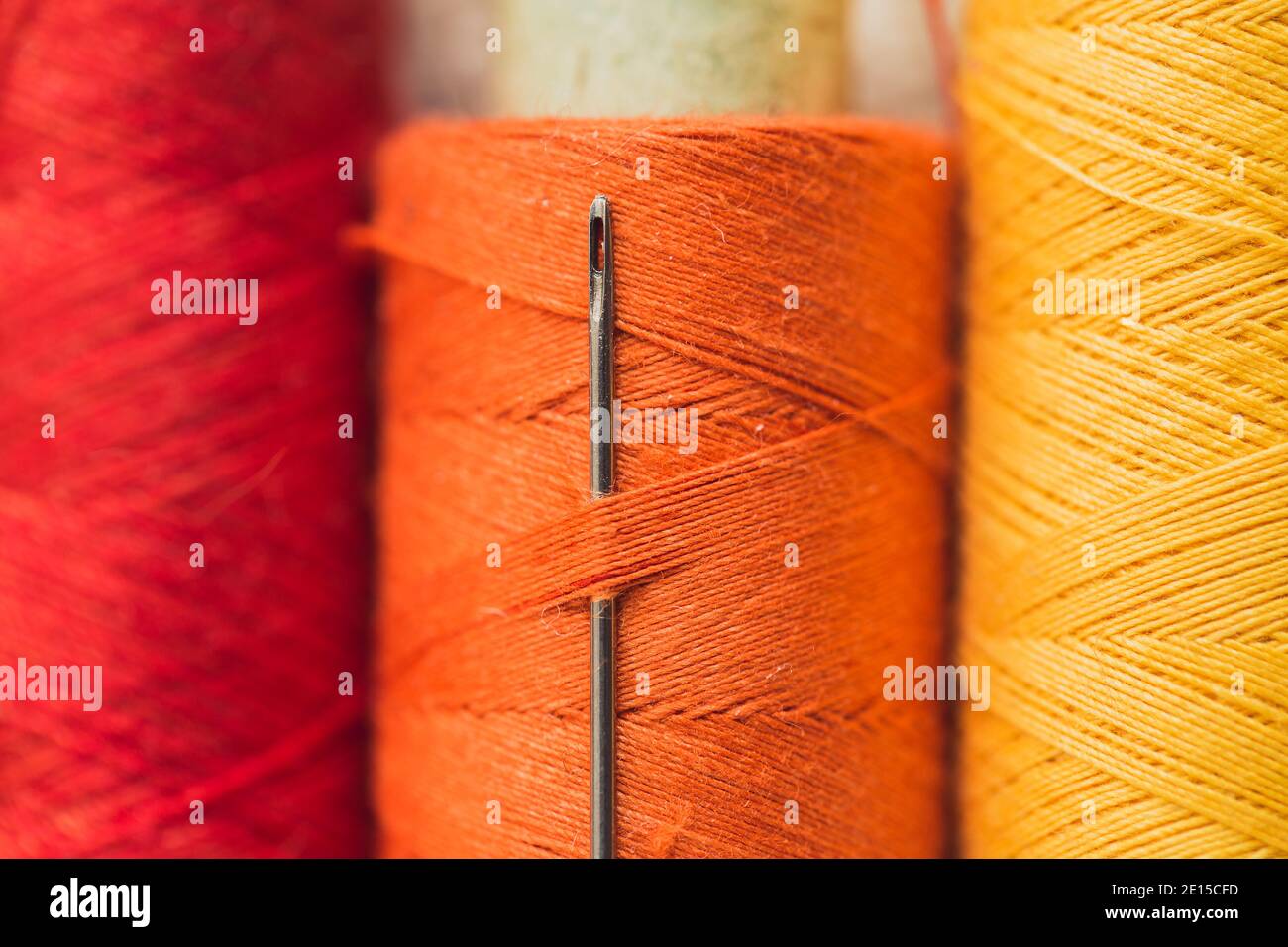 Filo da cucire rinforzato su bobina - poliestere resistente (lavsan) anima con treccia esterna in cotone o poliestere - cucitura alta resistenza con elevata resistenza al calore Foto Stock