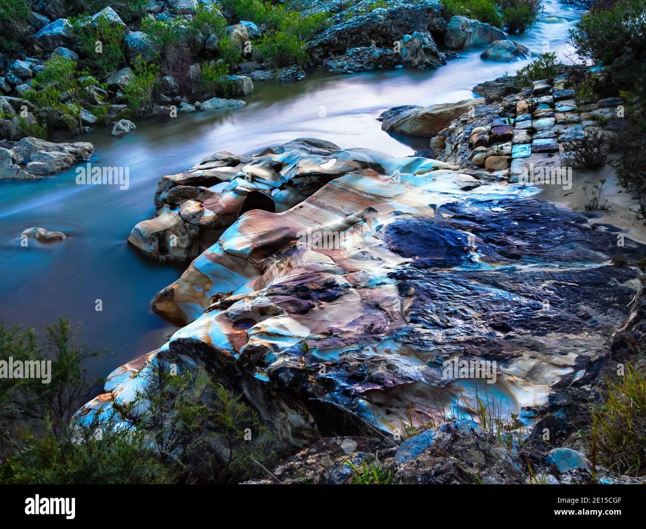 Esposizione a lungo termine del torrente di montagna Hozgarganta a Jimena, Andalusia, Spagna Foto Stock