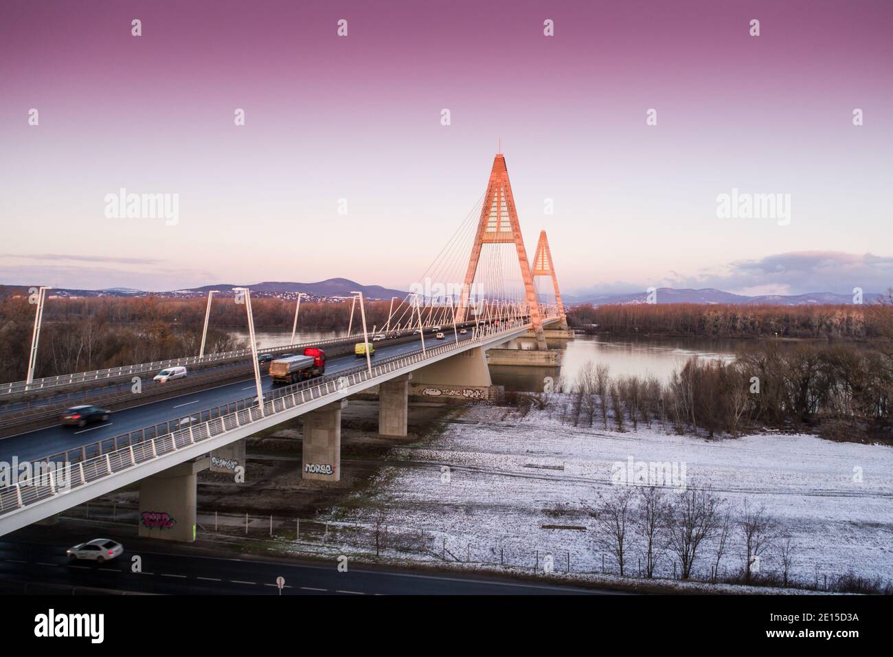 Foto aerea del ponte Megyeri sul Danubio Foto Stock