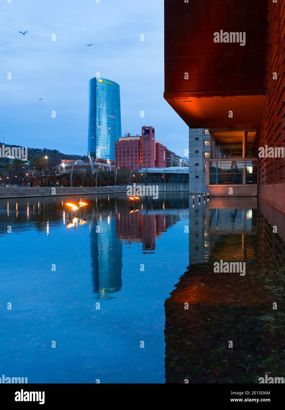 Palazzo Euskalduna sulla Ria del Nervion e la Torre Iberdrola sullo sfondo, a Bilbao, Bizkaia, Pais Vasco, Spagna, Europa Foto Stock
