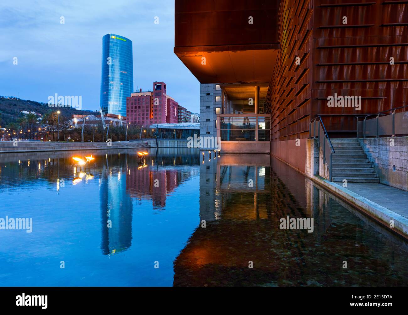 Palazzo Euskalduna sulla Ria del Nervion e la Torre Iberdrola sullo sfondo, a Bilbao, Bizkaia, Pais Vasco, Spagna, Europa Foto Stock