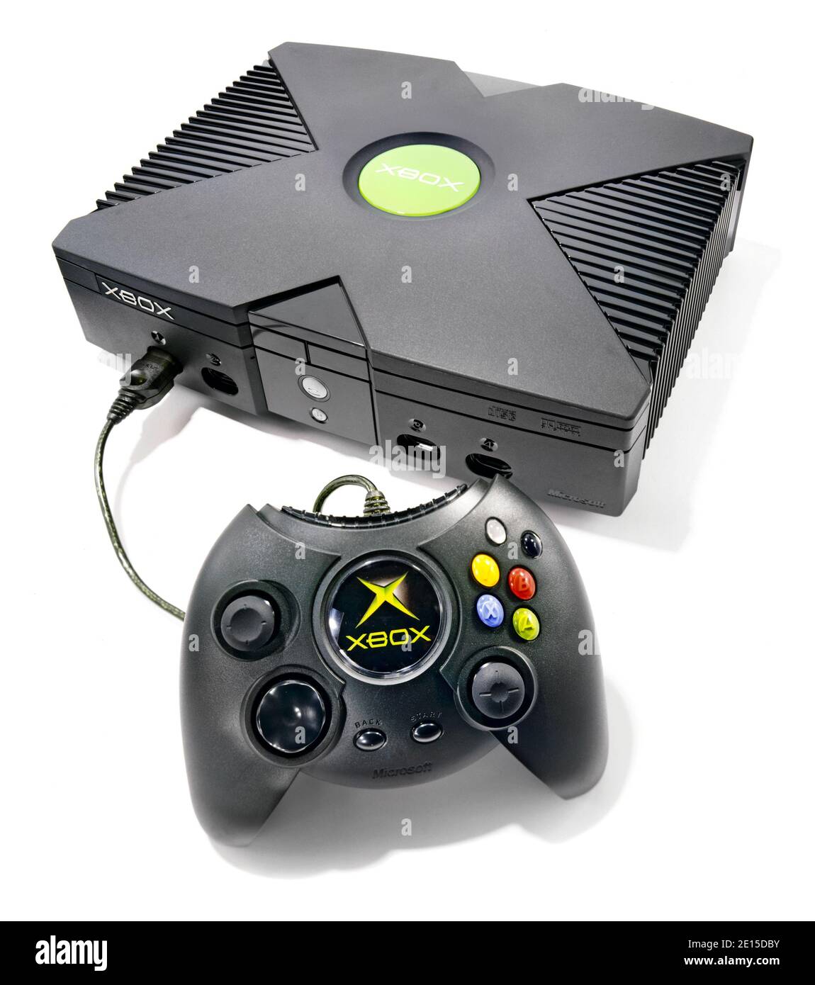 Console di gioco Xbox e controller fotografati su sfondo bianco Foto Stock