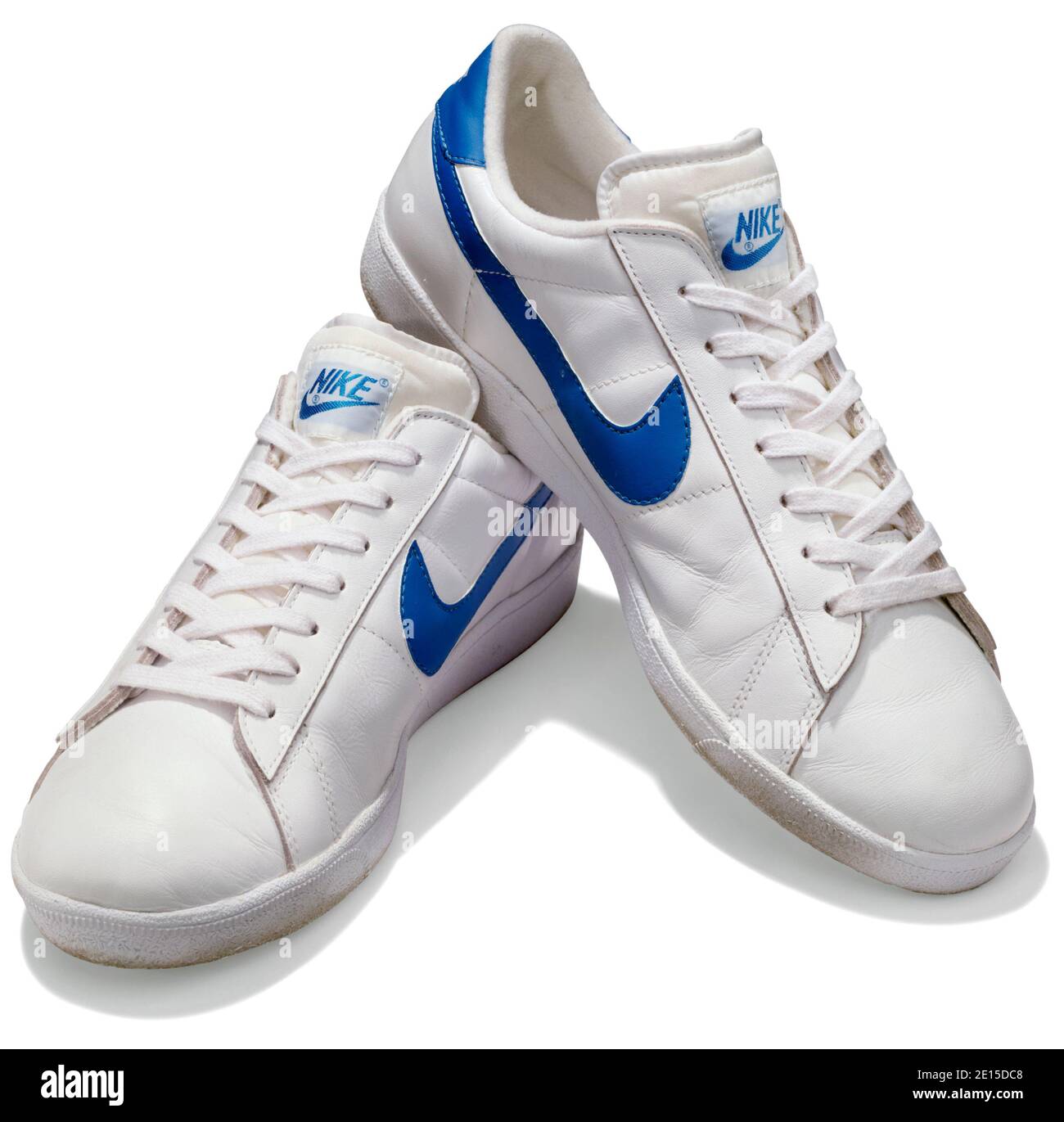 Paio di scarpe Nike bianche e blu fotografate su a. sfondo bianco Foto  stock - Alamy