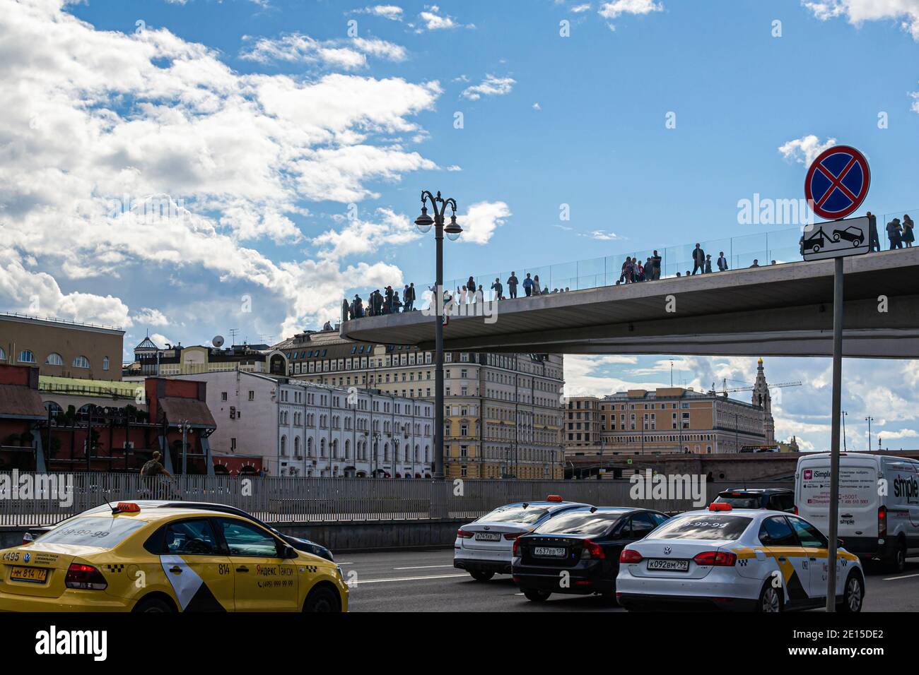 Mosca, Russia - 31 luglio 2020: Ponte pedonale di osservazione sovrastato nel parco di Zaryadye, di fronte al Cremlino di Mosca, Russia Foto Stock