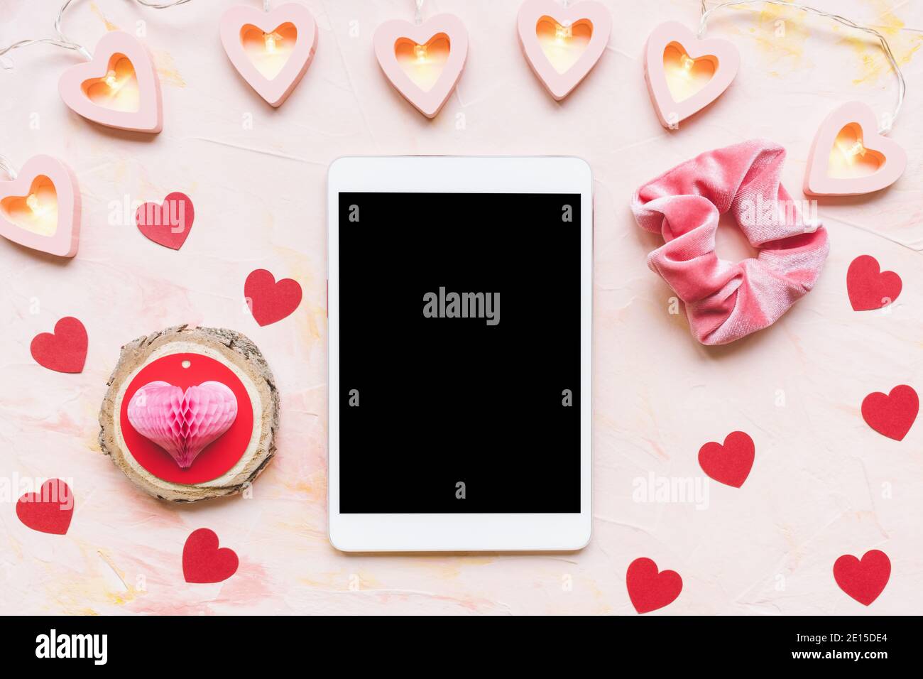 Tablet digitale su sfondo rosa di San Valentino Foto Stock