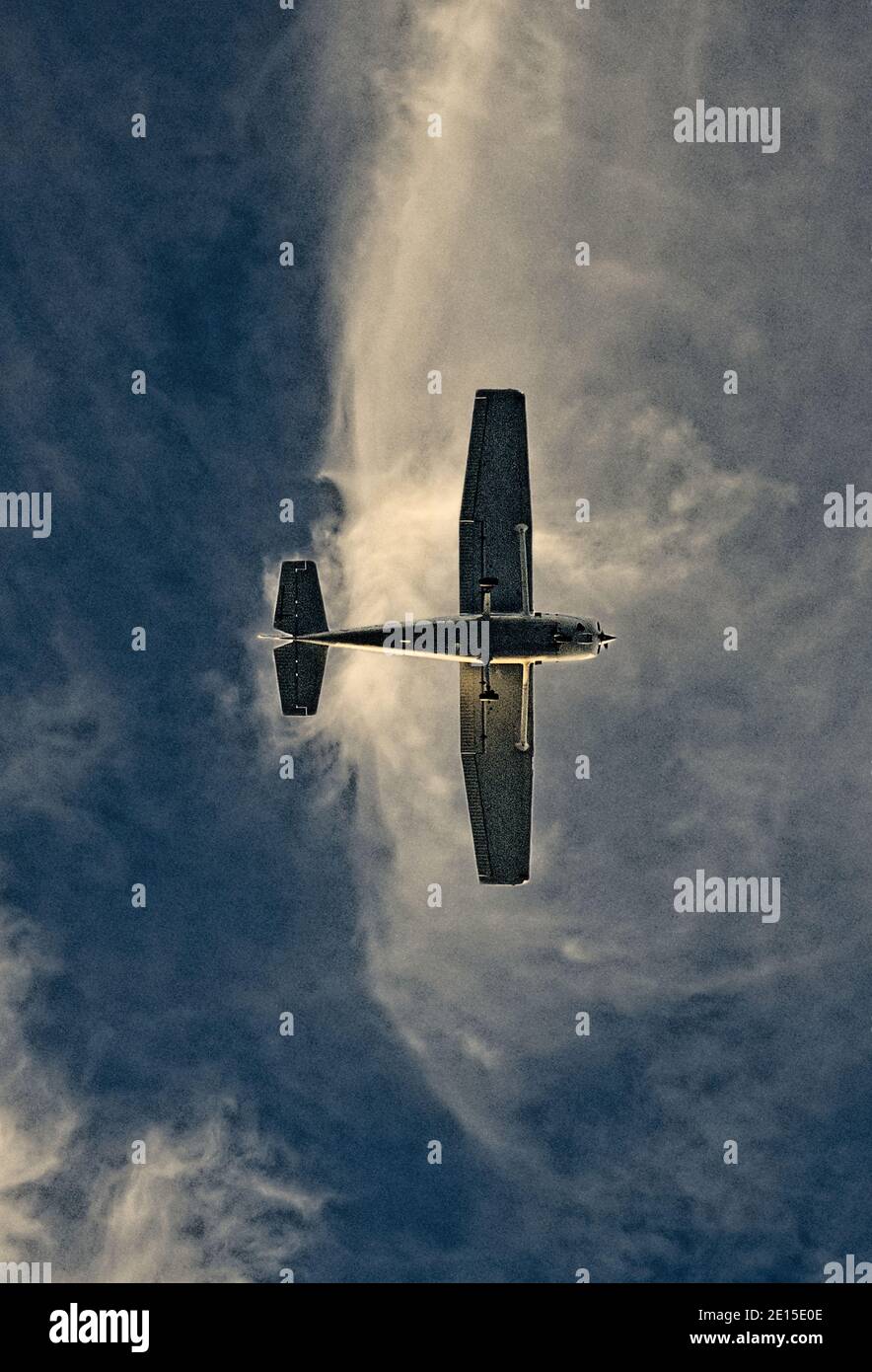 Aereo leggero nel cielo nuvoloso Foto Stock