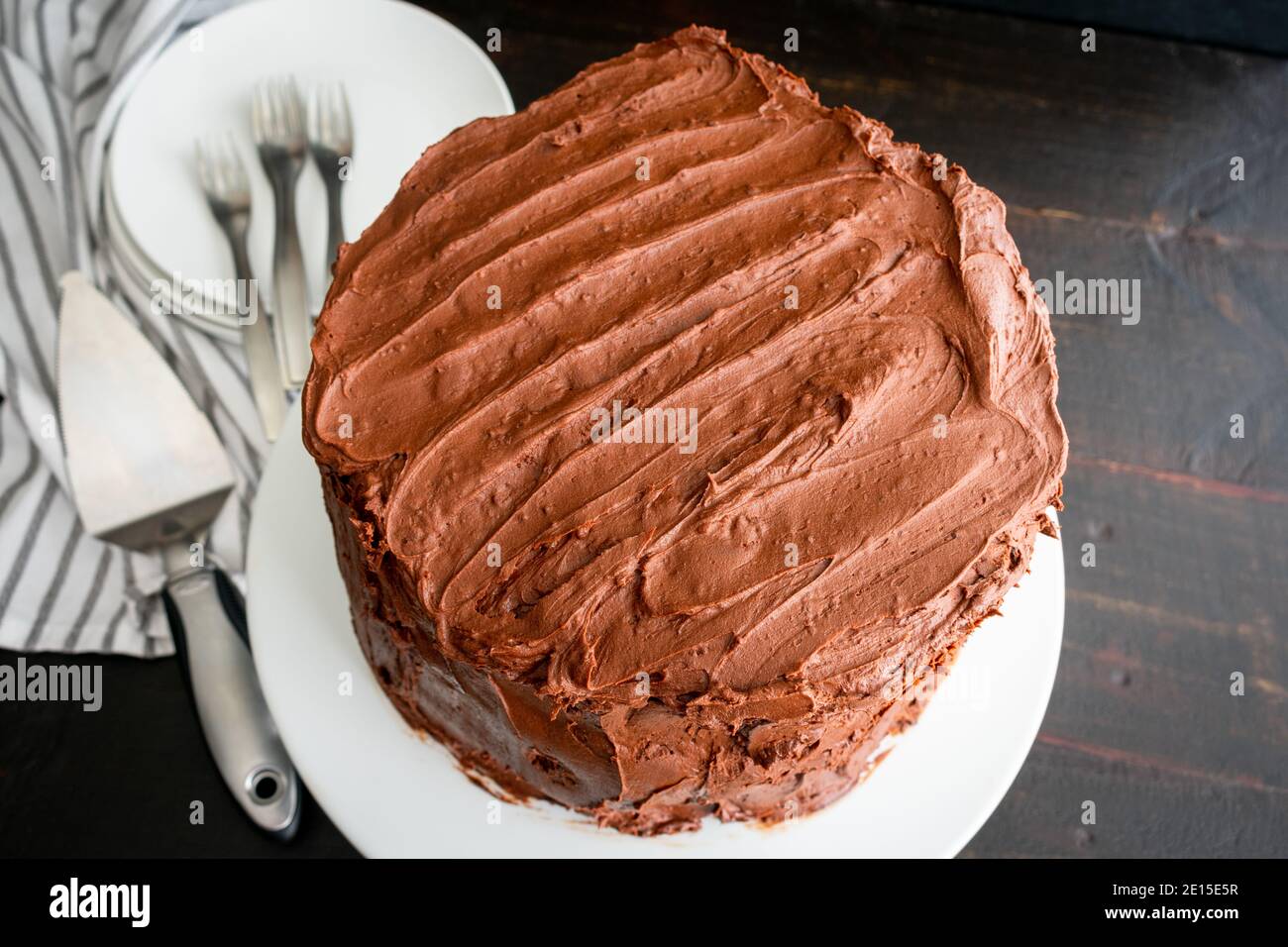 Torta al cioccolato con gelato alla crema acida al bourbon al cioccolato: Una torta al cioccolato a tre strati Foto Stock