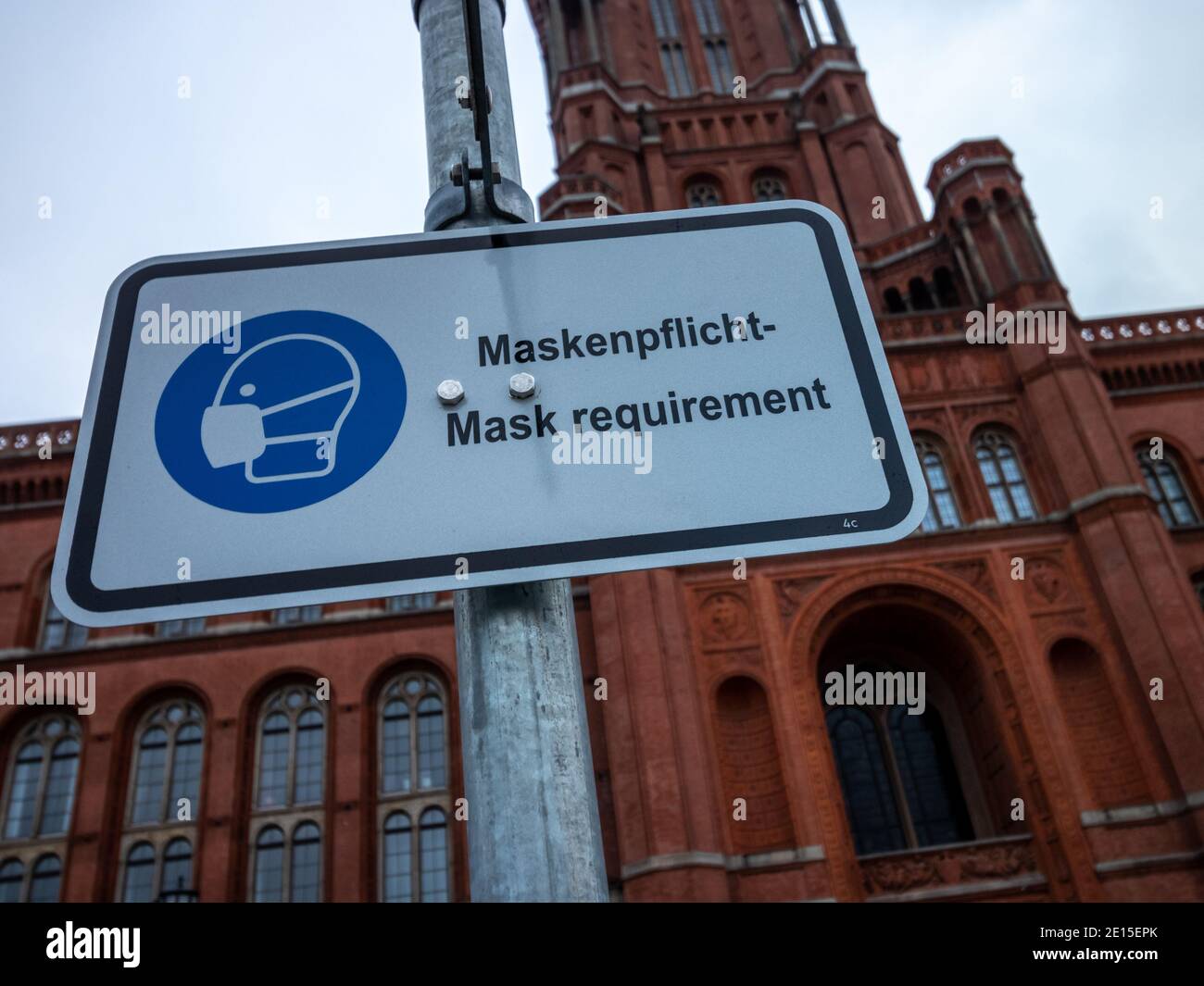 Berlino, Germania - 12 dicembre 2020 - UN cartello ricorda l'obbligo di indossare una maschera (Maskenpflicht, tedesco: Maskenpflicht) davanti alla Berlino Foto Stock